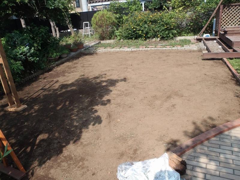 ２．雑草を抜いて整地します